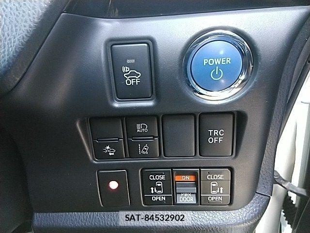 Toyota NOAH HYBRID 2018-03 8316025-27