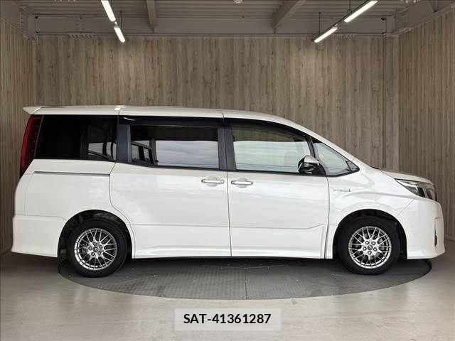 Toyota NOAH HYBRID 2017-01 8337172-17