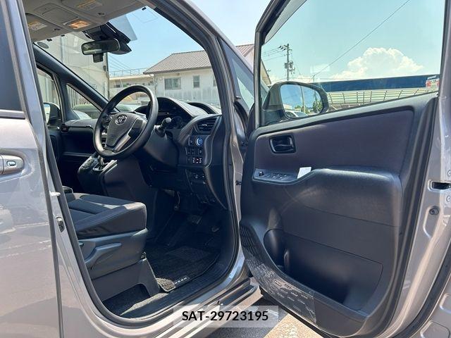 Toyota NOAH HYBRID 2016-03 8337174-14