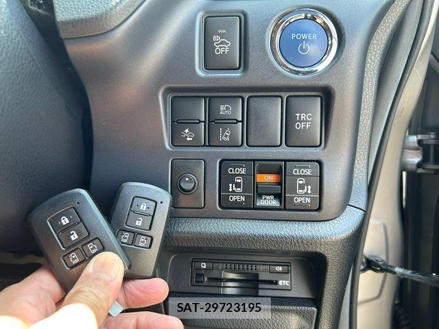 Toyota NOAH HYBRID 2016-03 8337174-22