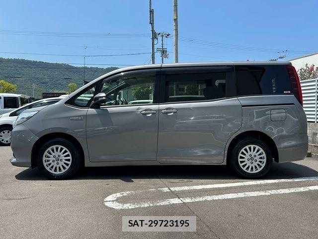 Toyota NOAH HYBRID 2016-03 8337174-4