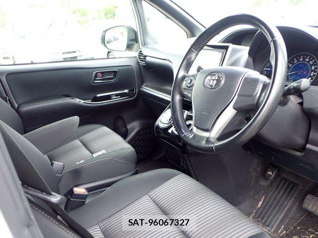Toyota NOAH HYBRID 2017-11 8337160-1