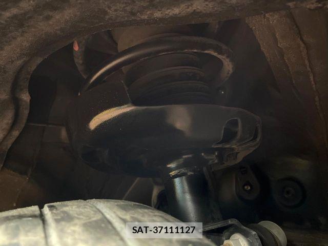 Toyota NOAH HYBRID 2022-03 8355218-19