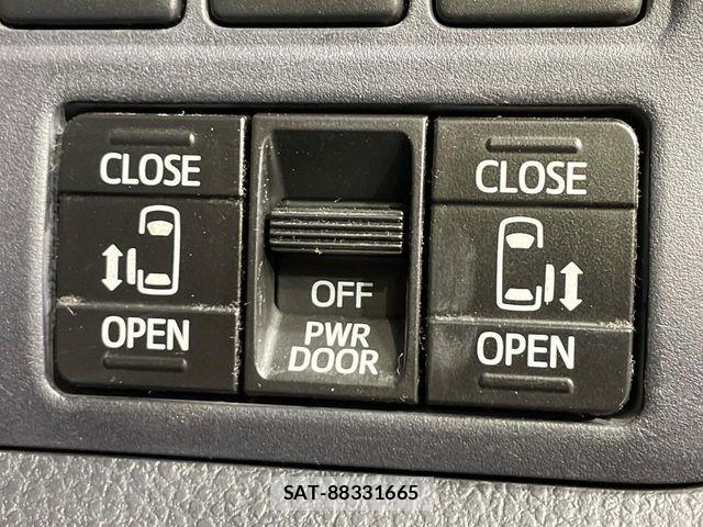 Toyota NOAH HYBRID 2014-06 8367764-2