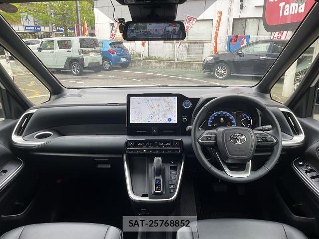 Toyota NOAH HYBRID 2022-07 8414020-1