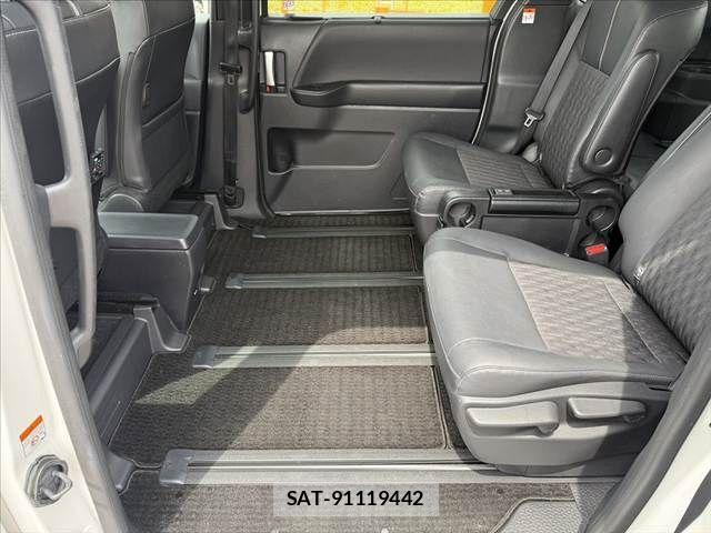 Toyota NOAH HYBRID 2023-03 8414024-17