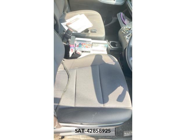 Toyota NOAH HYBRID 2014-12 8414042-12
