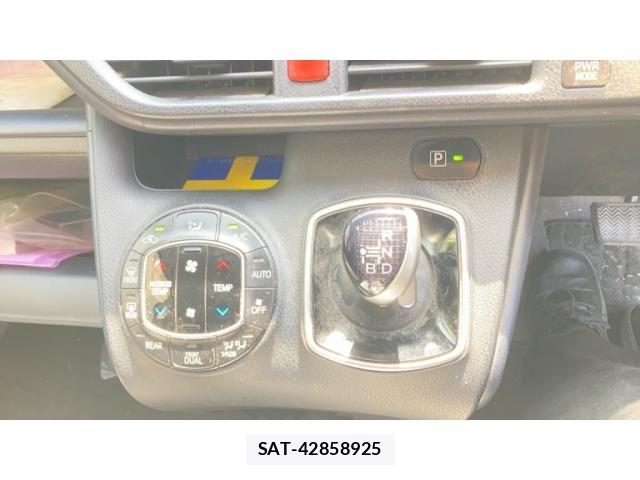 Toyota NOAH HYBRID 2014-12 8414042-19