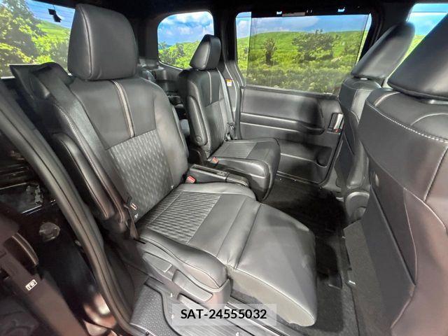 Toyota NOAH HYBRID 2022-04 8438604-8