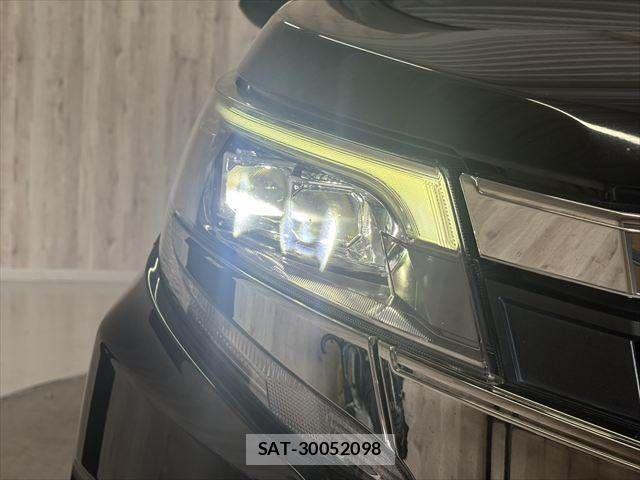 Toyota NOAH HYBRID 2020-01 8458094-12