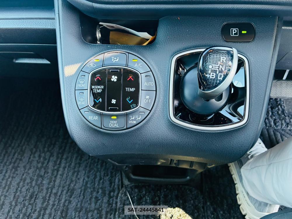 Toyota NOAH HYBRID 2016-02 8435933-19