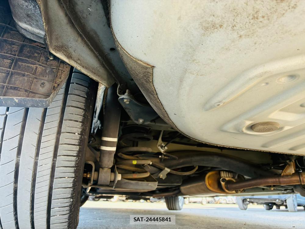 Toyota NOAH HYBRID 2016-02 8435933-37