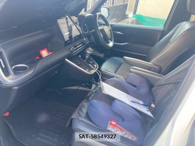 Toyota NOAH HYBRID 2023-10 8562993-4