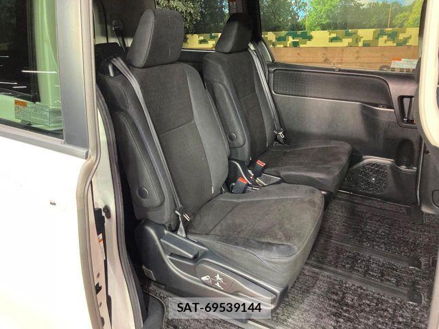Toyota NOAH HYBRID 2015-09 8563001-9