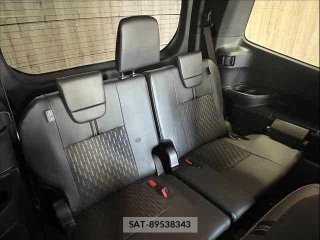 Toyota NOAH HYBRID 2022-04 8562990-9
