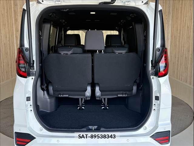 Toyota NOAH HYBRID 2022-04 8562990-10