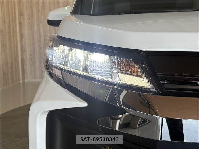 Toyota NOAH HYBRID 2022-04 8562990-12