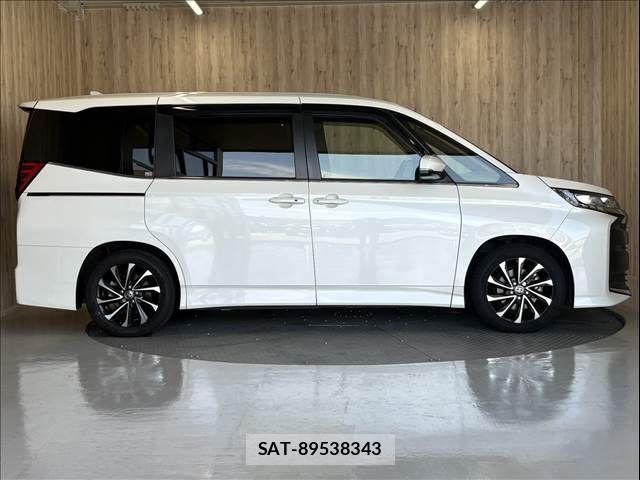 Toyota NOAH HYBRID 2022-04 8562990-16
