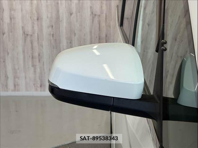 Toyota NOAH HYBRID 2022-04 8562990-24