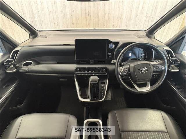 Toyota NOAH HYBRID 2022-04 8562990-2