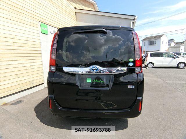 Toyota NOAH HYBRID 2016-01 8628127-1