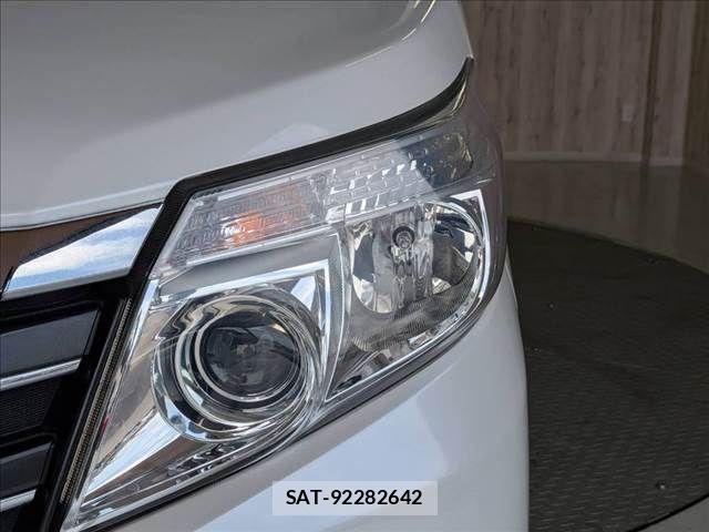 Toyota NOAH HYBRID 2016-03 8660721-22