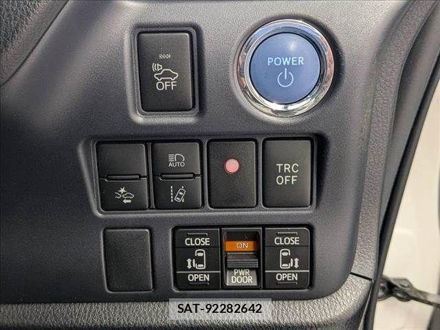 Toyota NOAH HYBRID 2016-03 8660721-6