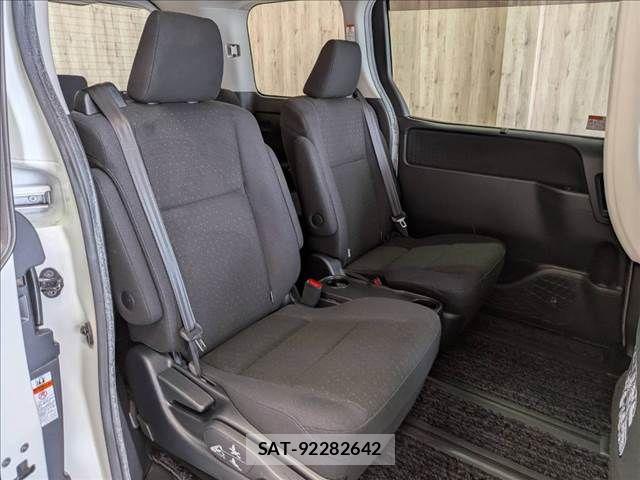 Toyota NOAH HYBRID 2016-03 8660721-8