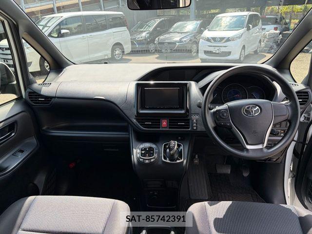 Toyota NOAH HYBRID 2021-08 8660722-1