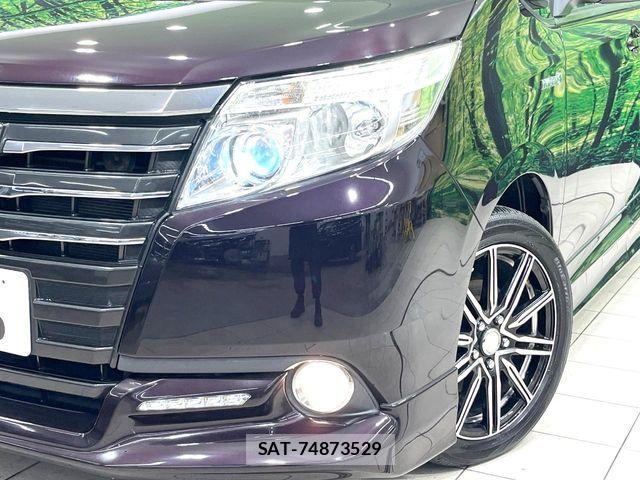Toyota NOAH HYBRID 2016-07 8744812-13