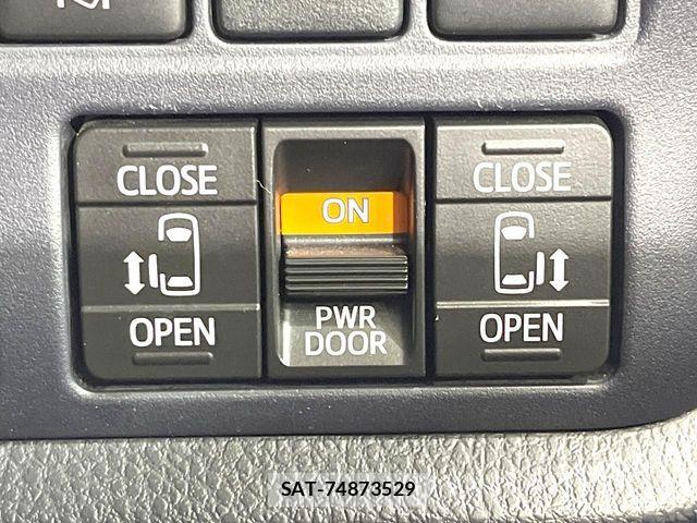 Toyota NOAH HYBRID 2016-07 8744812-7