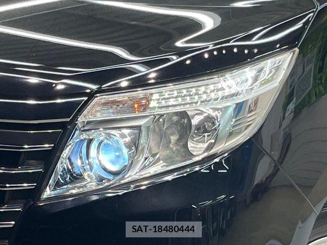 Toyota NOAH HYBRID 2015-10 8781426-12