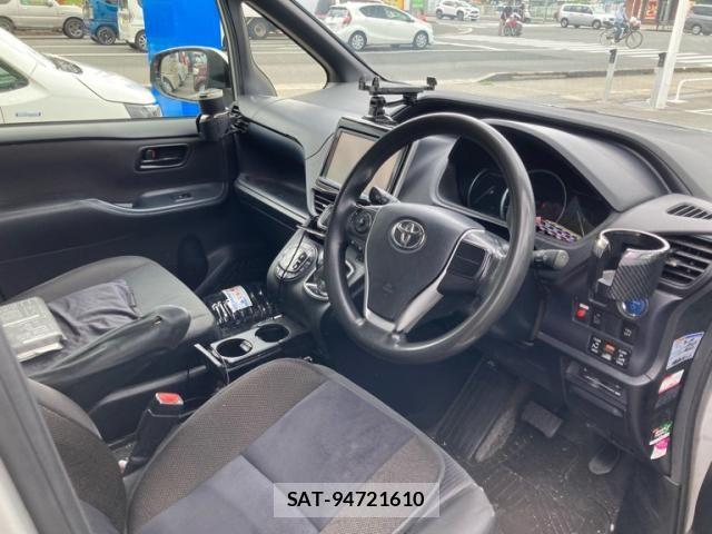 Toyota NOAH HYBRID 2014-07 8781427-10
