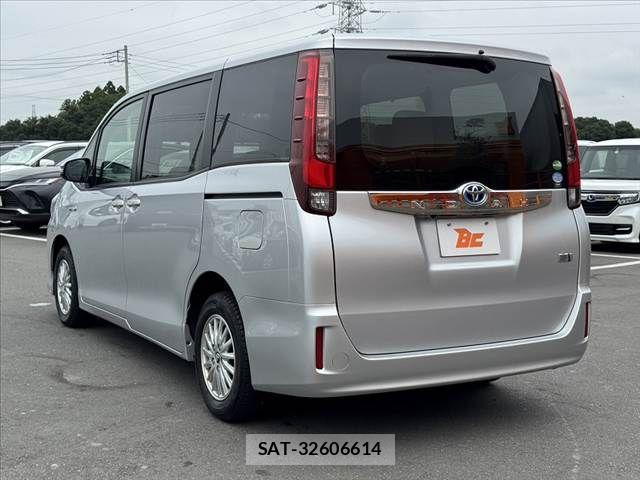 Toyota NOAH HYBRID 2016-09 8830824-12