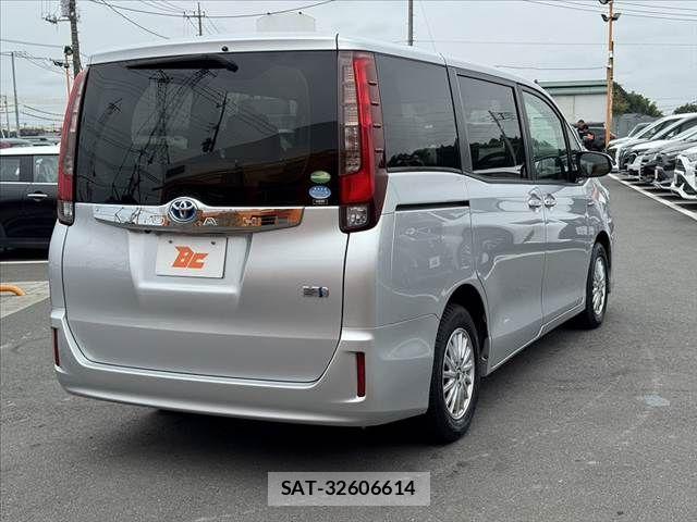 Toyota NOAH HYBRID 2016-09 8830824-14