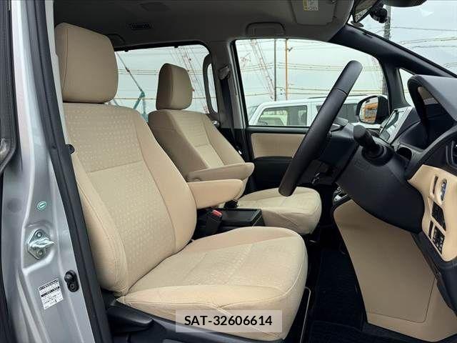 Toyota NOAH HYBRID 2016-09 8830824-15