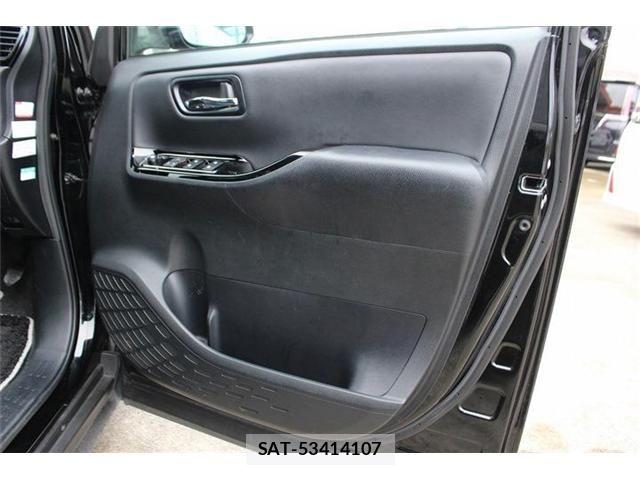 Toyota NOAH HYBRID 2018-02 8830823-29