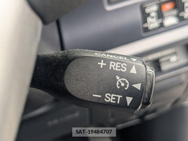 Toyota NOAH HYBRID 2015-08 8850180-15