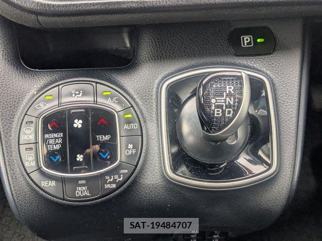 Toyota NOAH HYBRID 2015-08 8850180-17