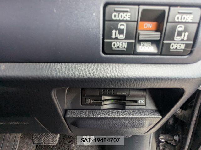 Toyota NOAH HYBRID 2015-08 8850180-22