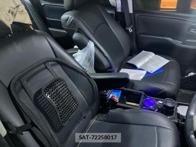 Toyota NOAH HYBRID 2015-07 8850183-15