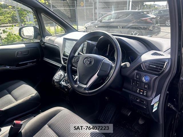 Toyota NOAH HYBRID 2017-08 8871688-12