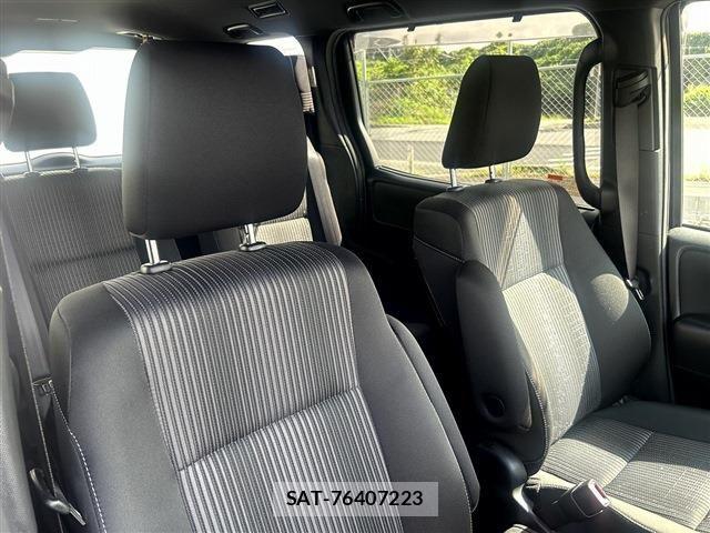Toyota NOAH HYBRID 2017-08 8871688-14