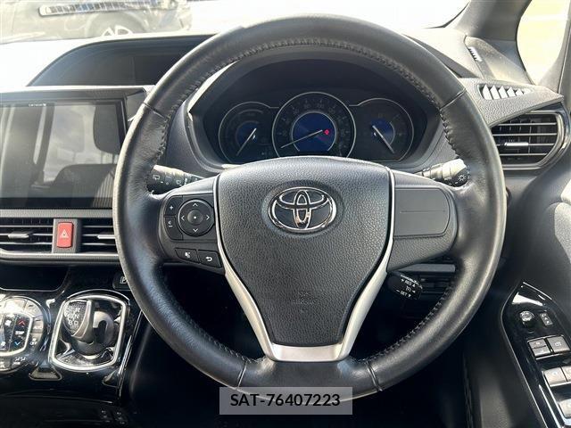 Toyota NOAH HYBRID 2017-08 8871688-17