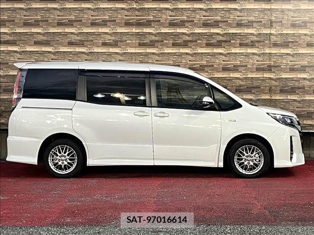 Toyota NOAH HYBRID 2020-09 8881239-3