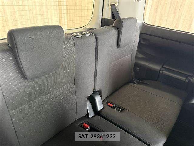 Toyota NOAH HYBRID 2016-05 8881244-11