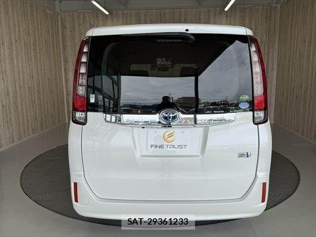 Toyota NOAH HYBRID 2016-05 8881244-21
