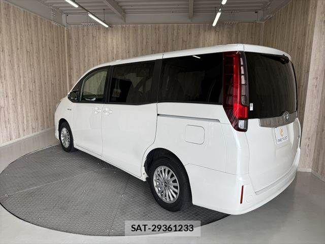 Toyota NOAH HYBRID 2016-05 8881244-22