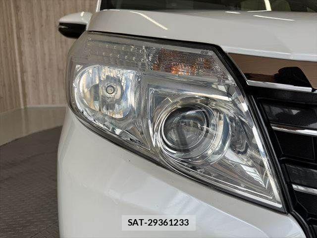 Toyota NOAH HYBRID 2016-05 8881244-26