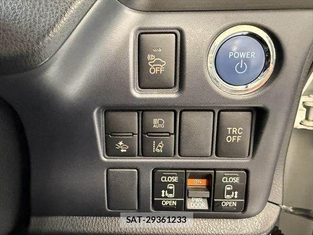 Toyota NOAH HYBRID 2016-05 8881244-8